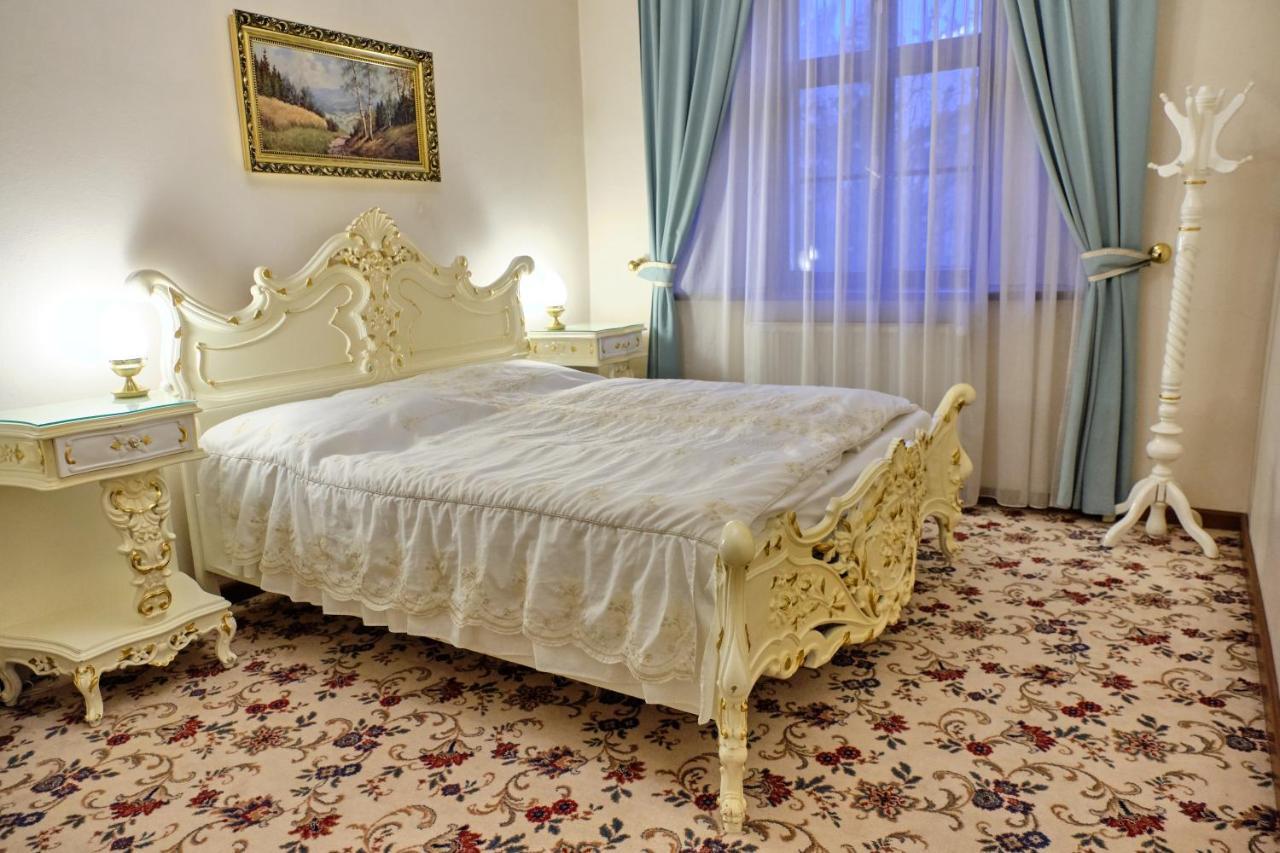 Rozmbersky Dvur 4*