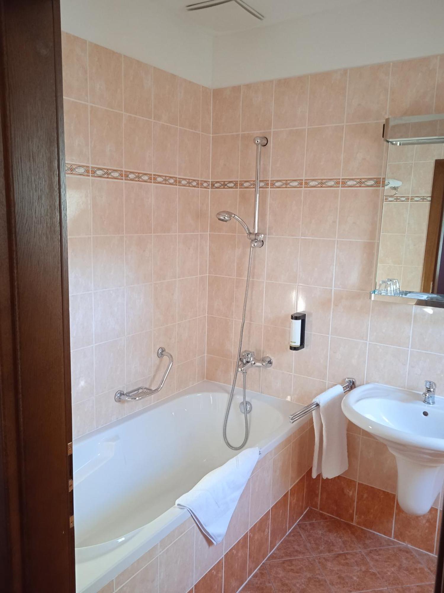 Rozmbersky Dvur 4*