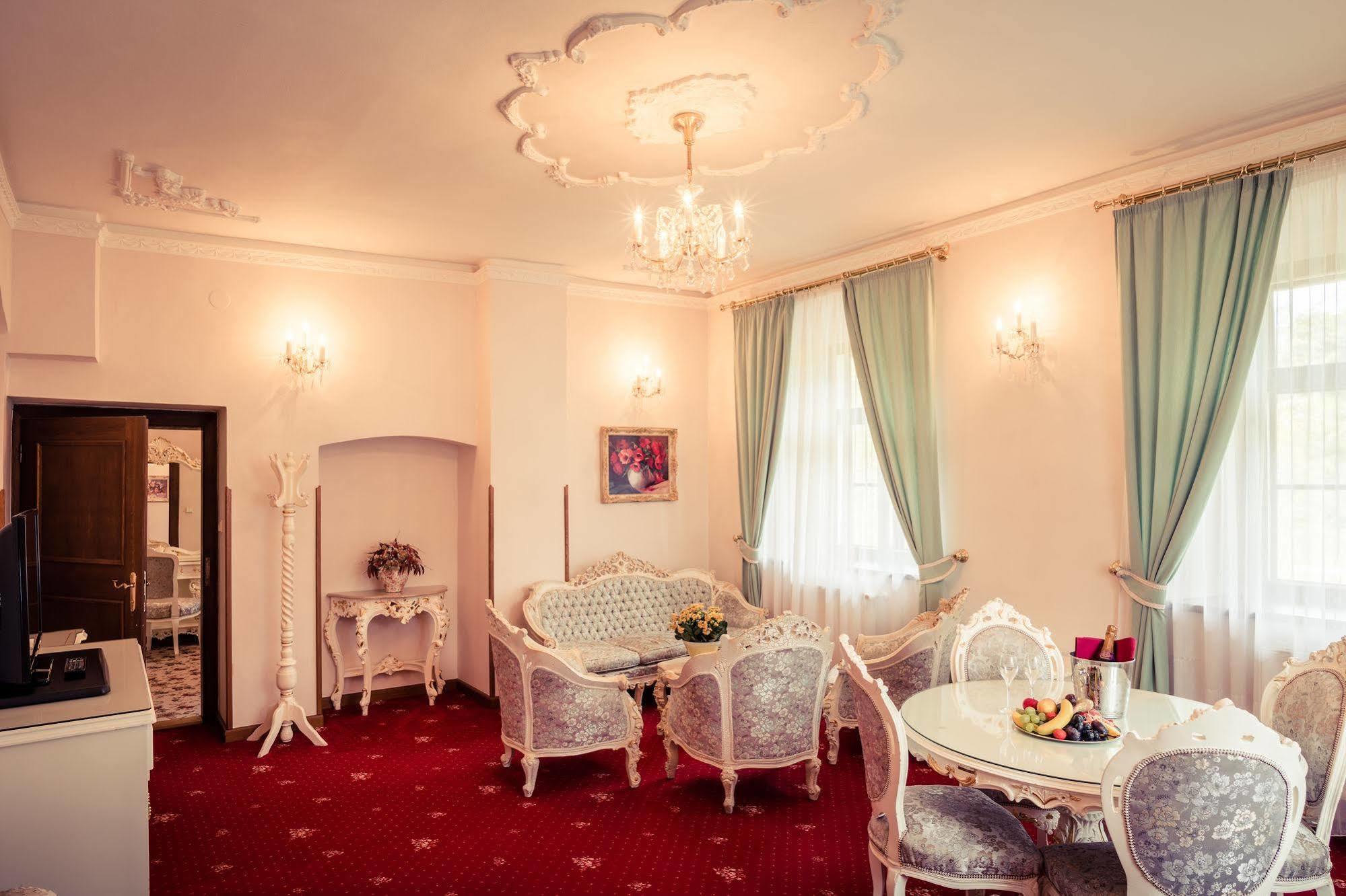 Rozmbersky Dvur 4*