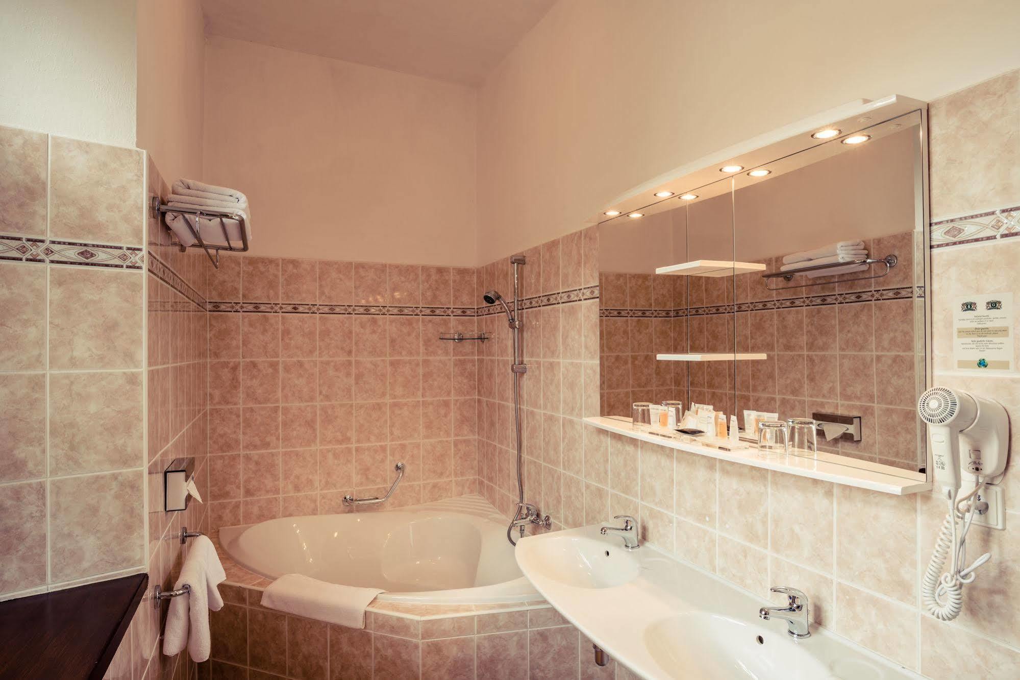 Rozmbersky Dvur 4*