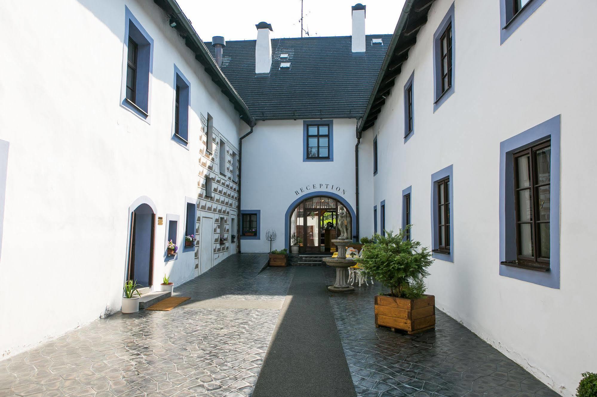 Rozmbersky Dvur 4*