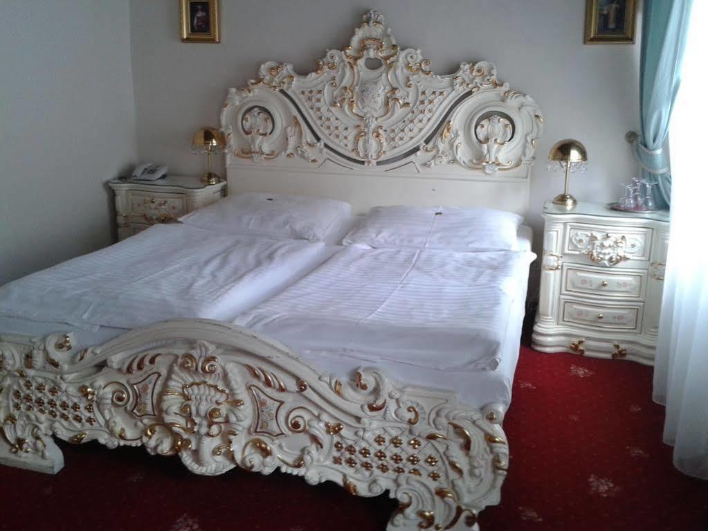 Rozmbersky Dvur 4* Cesky Krumlov